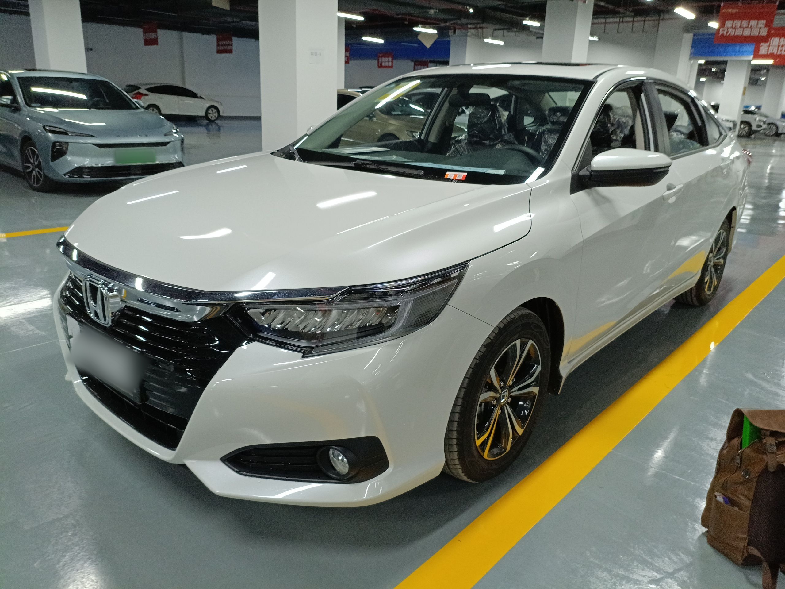 تحت مقدمة السيارة