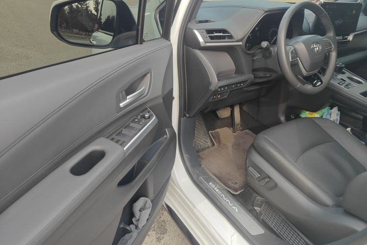 Used Toyota SIENNA 2024 2.5L Hybrid Luxury Edition