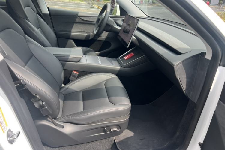 Used Tesla Model Y 2025 Long-Range All-Wheel-Drive Version
