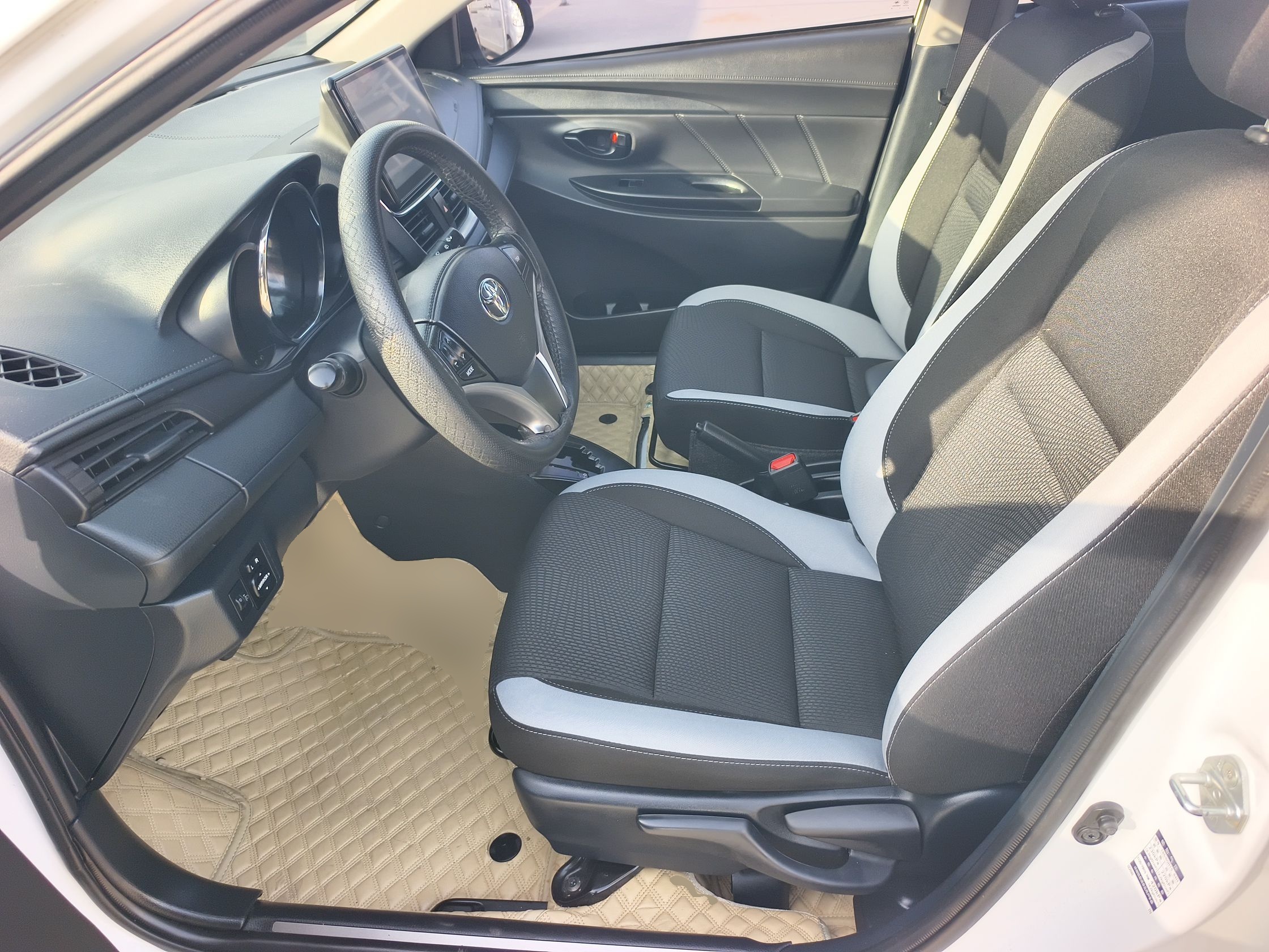 المقاعد الأمامية داخل السيارة