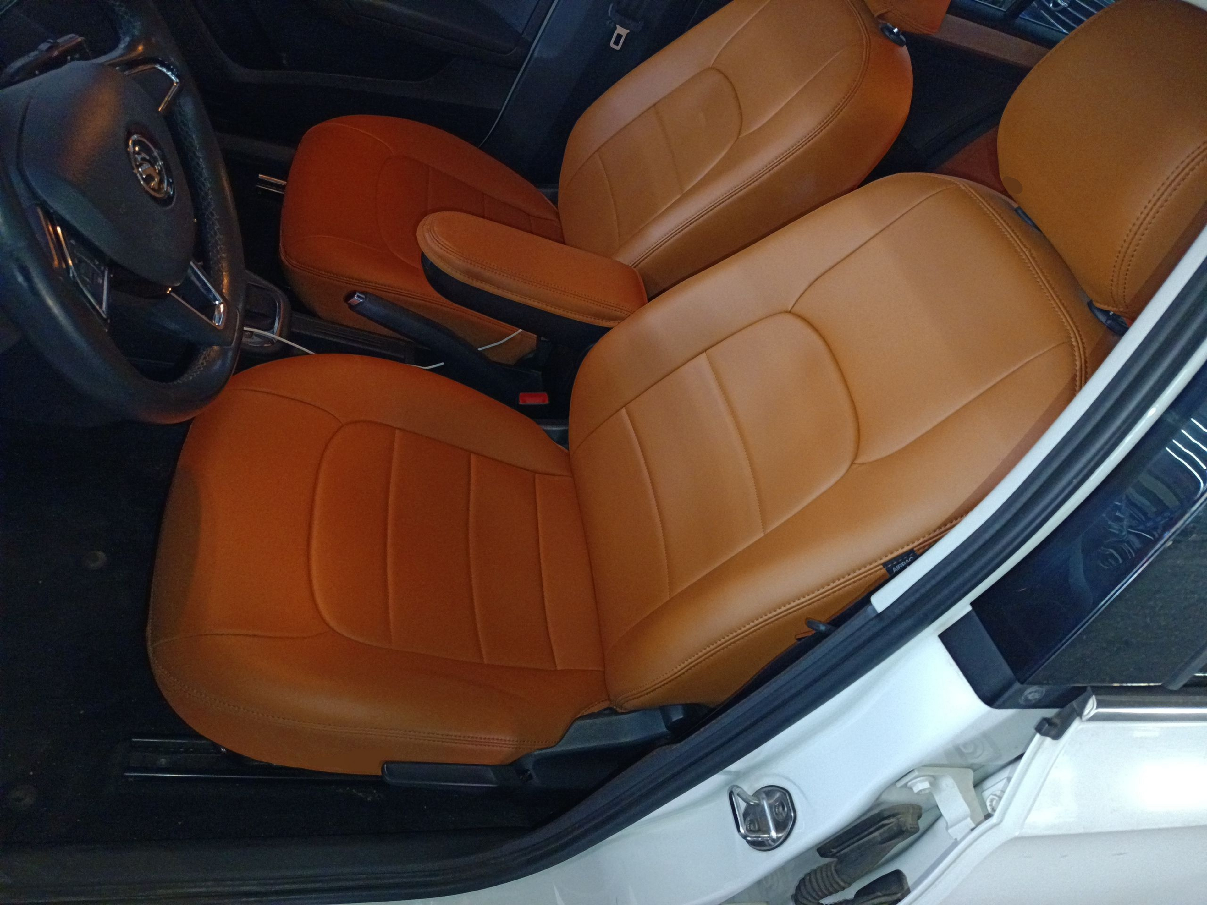 المقاعد الأمامية داخل السيارة