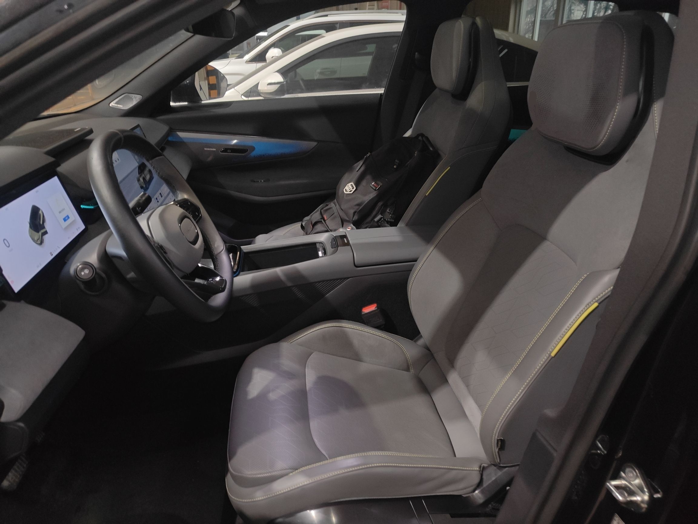 المقاعد الأمامية داخل السيارة