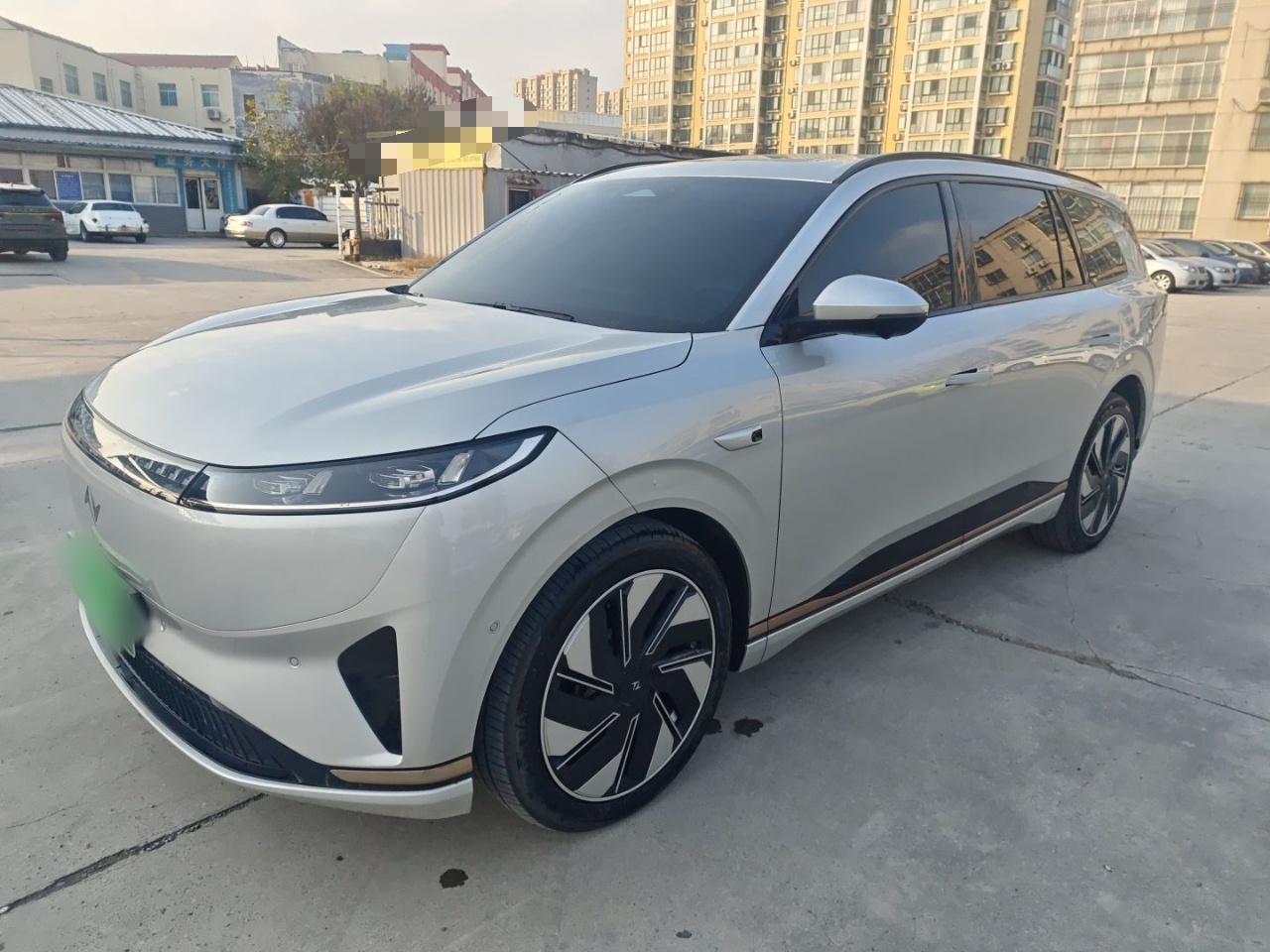 Под передней частью автомобиля