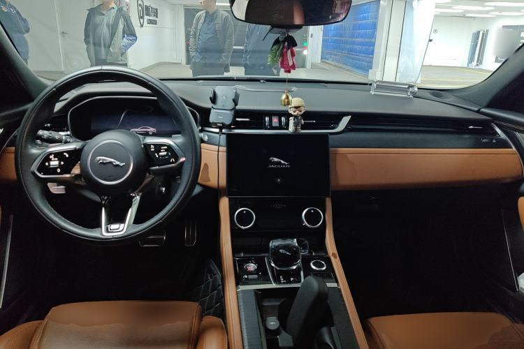 Used Jaguar XFL 2023 XFL 2.0T P250 Two-Wheel-Drive Prestige Luxury Gold Edition Center Console