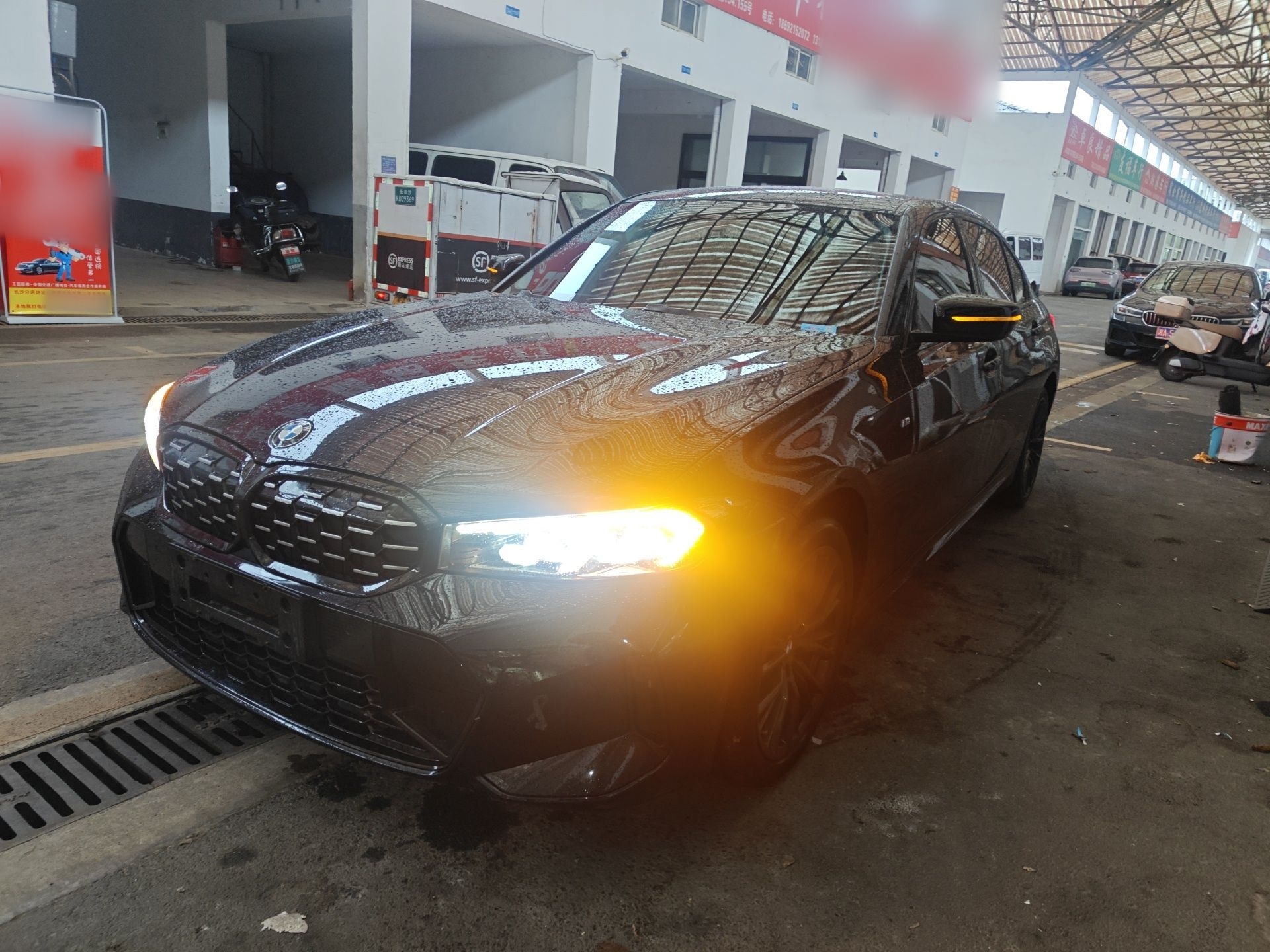 تحت مقدمة السيارة