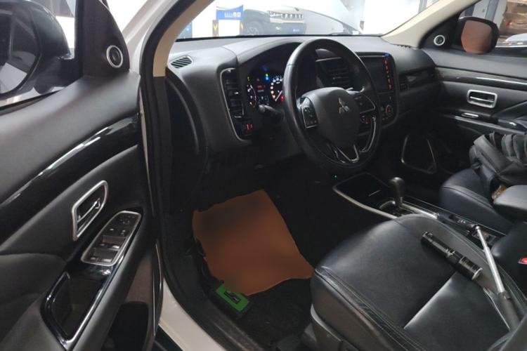 Used Mitsubishi Outlander 2019 2.0L Two-Wheel Drive Comfort Edition 7-Seater China VI Standard Driver Seat