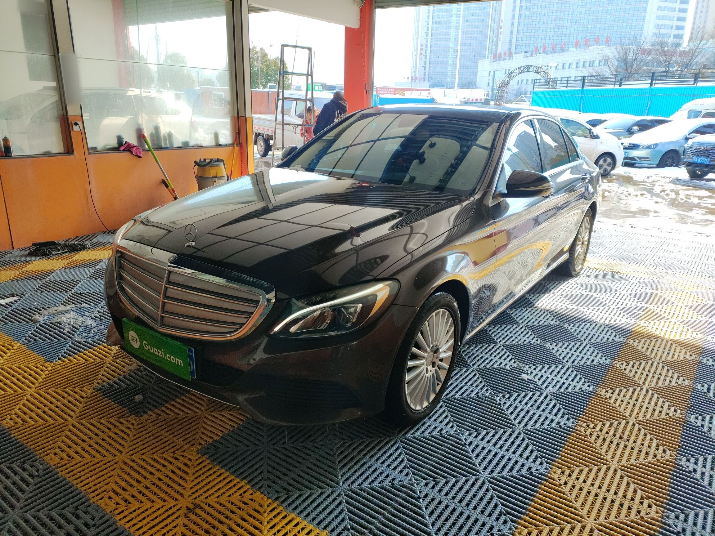 تحت مقدمة السيارة