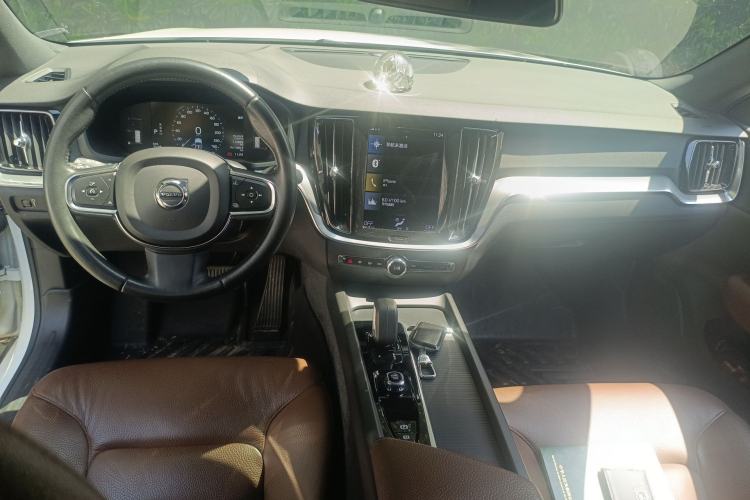 Used Volvo S60 2022 B4 Zhiyi Luxury Edition Center Console