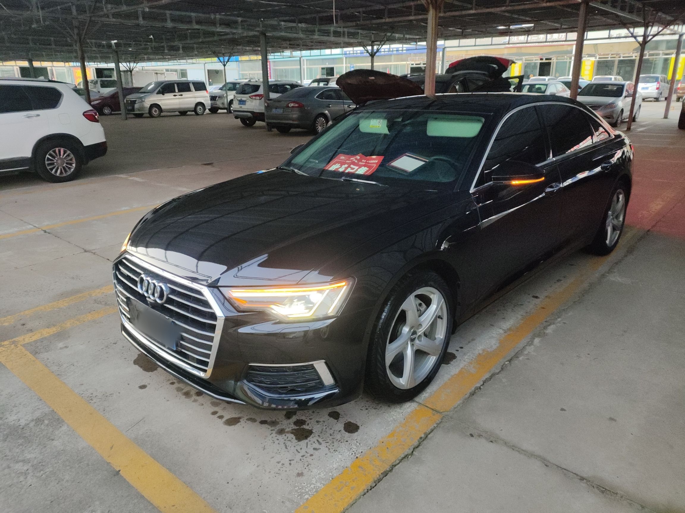 تحت مقدمة السيارة