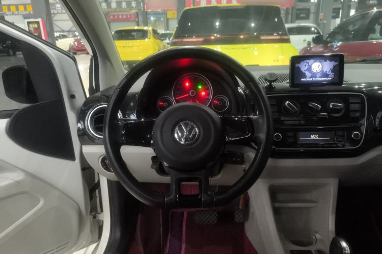 Used Volkswagen up! 2015 1.0L go high!
