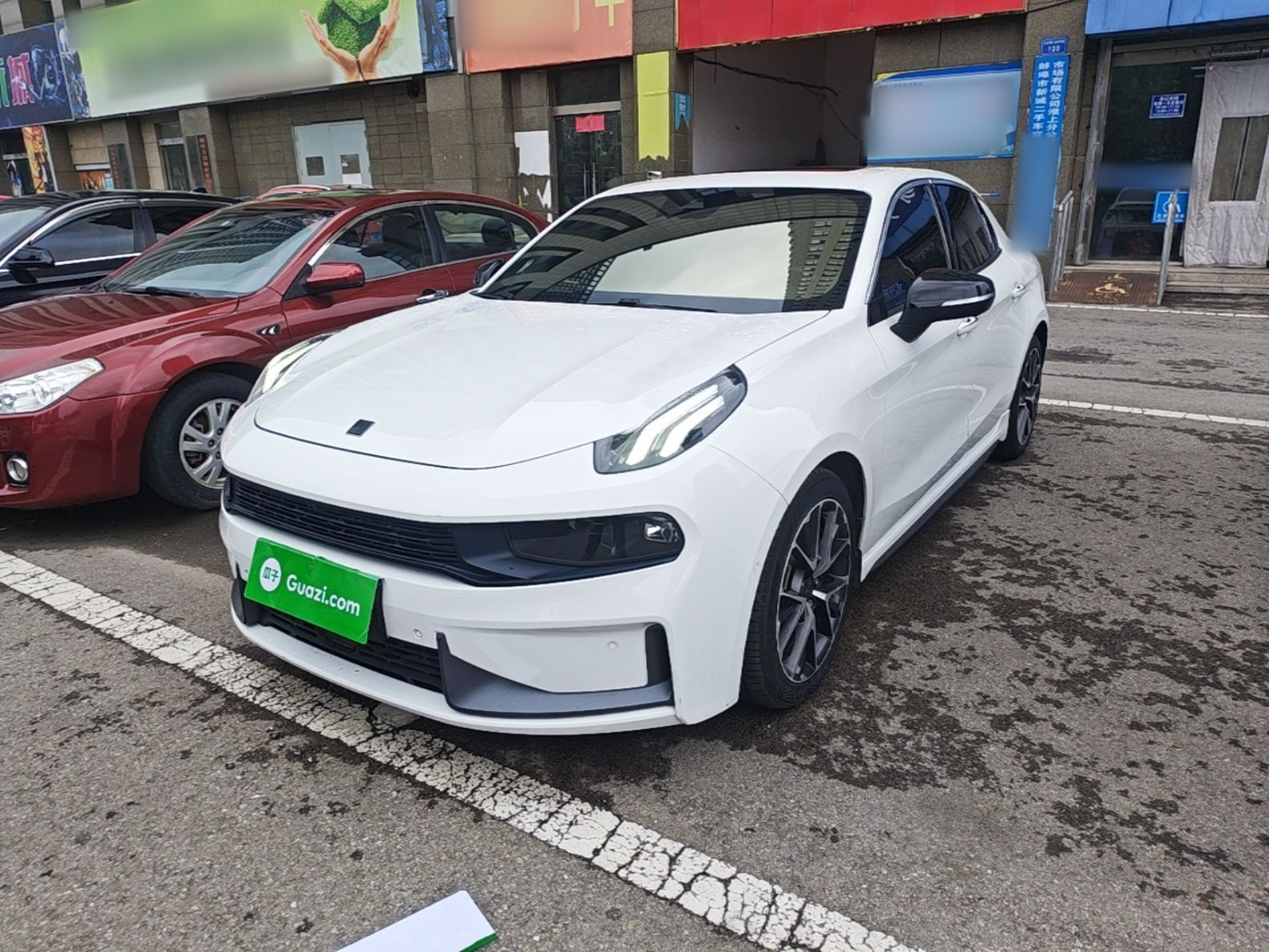 Unter der Vorderseite des Autos