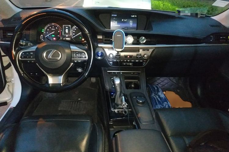 Used Lexus ES 2015 300h Luxury Edition Center Console