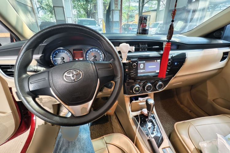 Used Toyota Corolla 2014 1.6L CVT GL-i Center Console