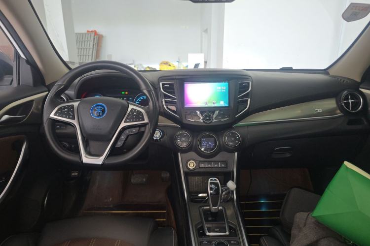 Used BYD Song New Energy 2017 Song DM 1.5TID All-Wheel Drive Luxury Model Center Console