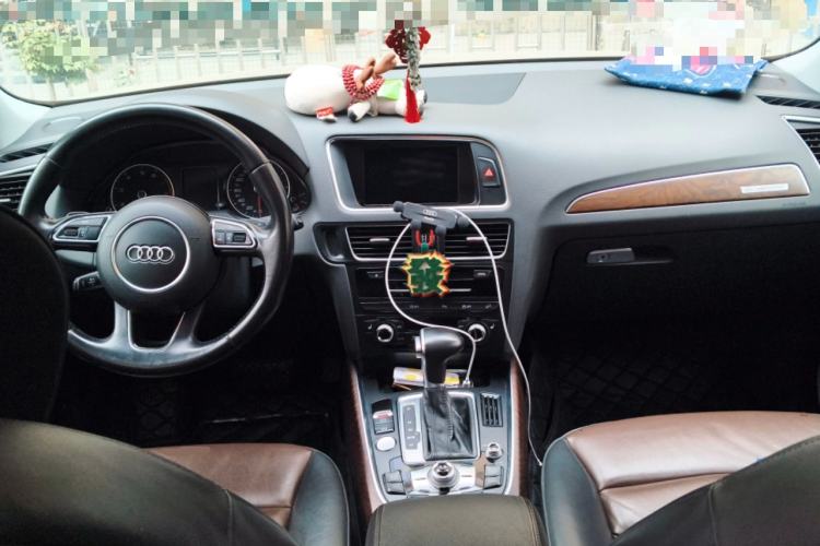 Used Audi Q5 2016 40 TFSI Comfort Model Center Console