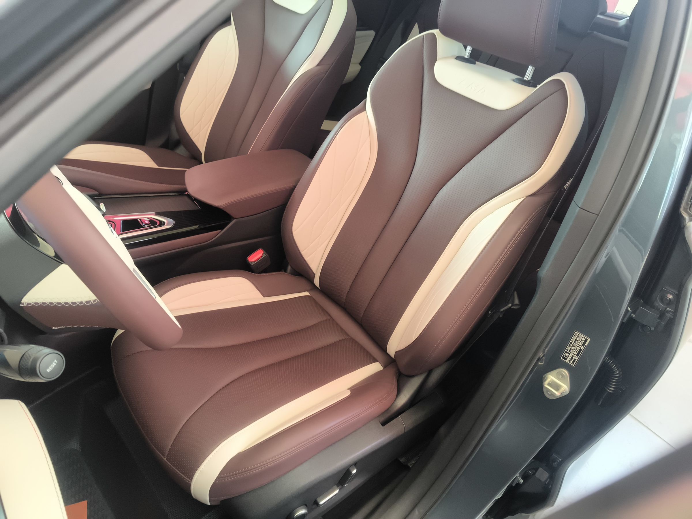 المقاعد الأمامية داخل السيارة