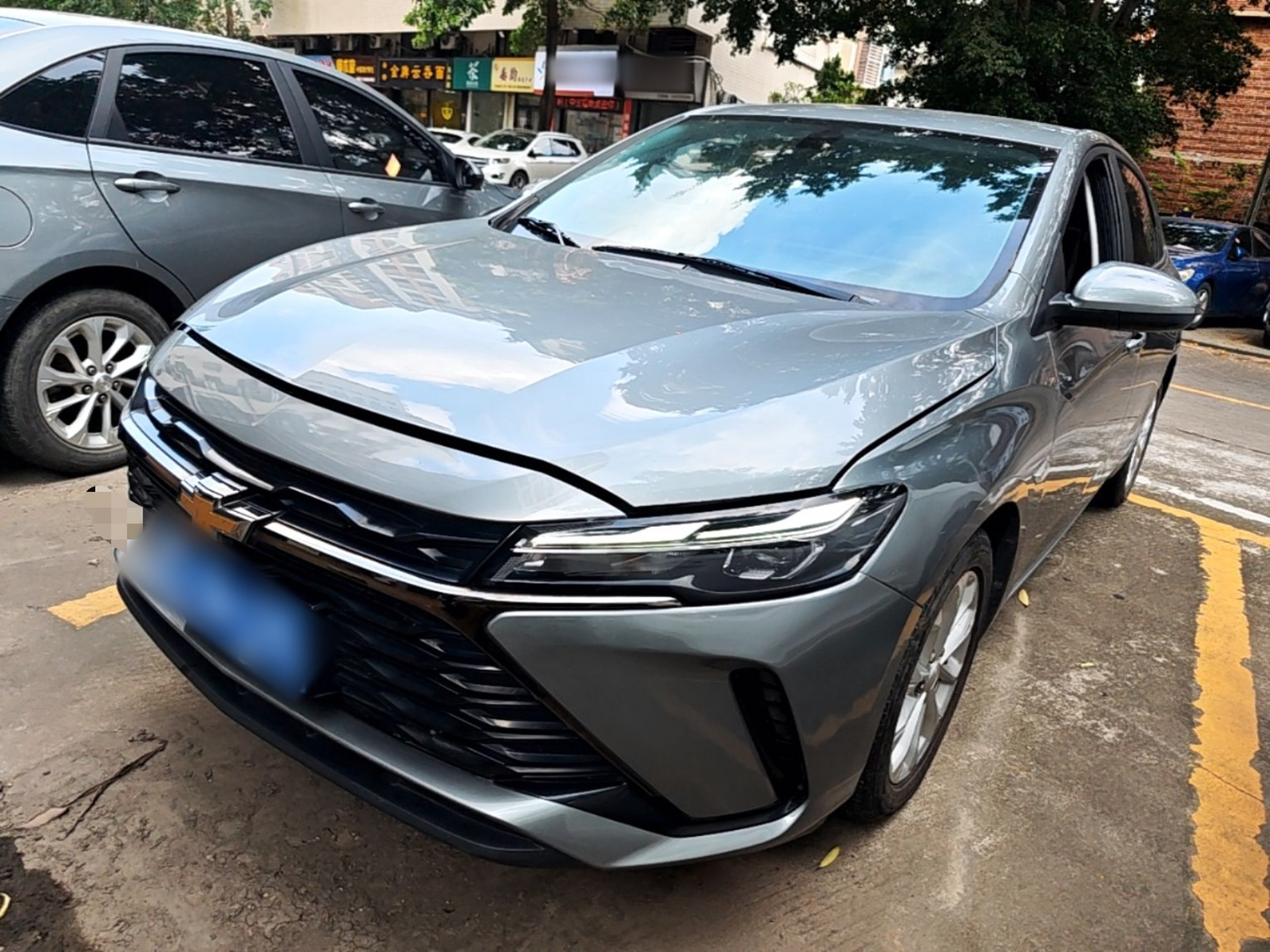 Под передней частью автомобиля