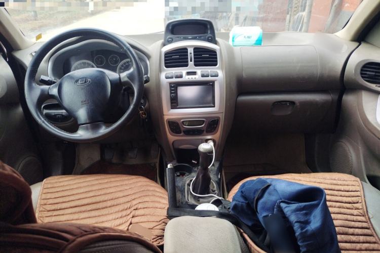 Used Huatai Santa Fe Classic 2012 2.0L Gasoline Manual Two-Wheel Drive Navigation Edition Center Console