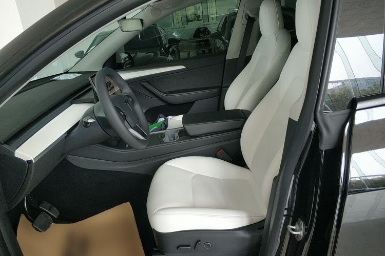 Used Tesla Model Y 2022 Long-Range All-Wheel-Drive Version
