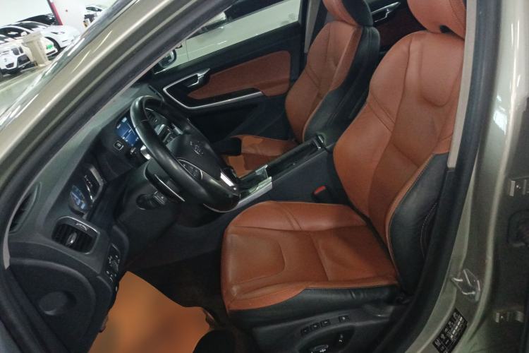 Used Volvo V60 2015 T5 Zhiya Edition
