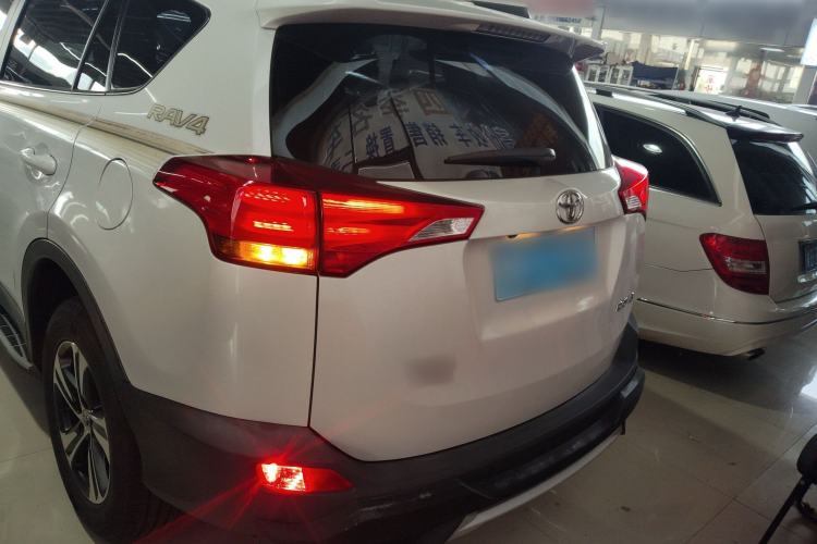 Used Toyota RAV4 2015 2.0L CVT Two-Wheel Drive Fashion Edition Rear