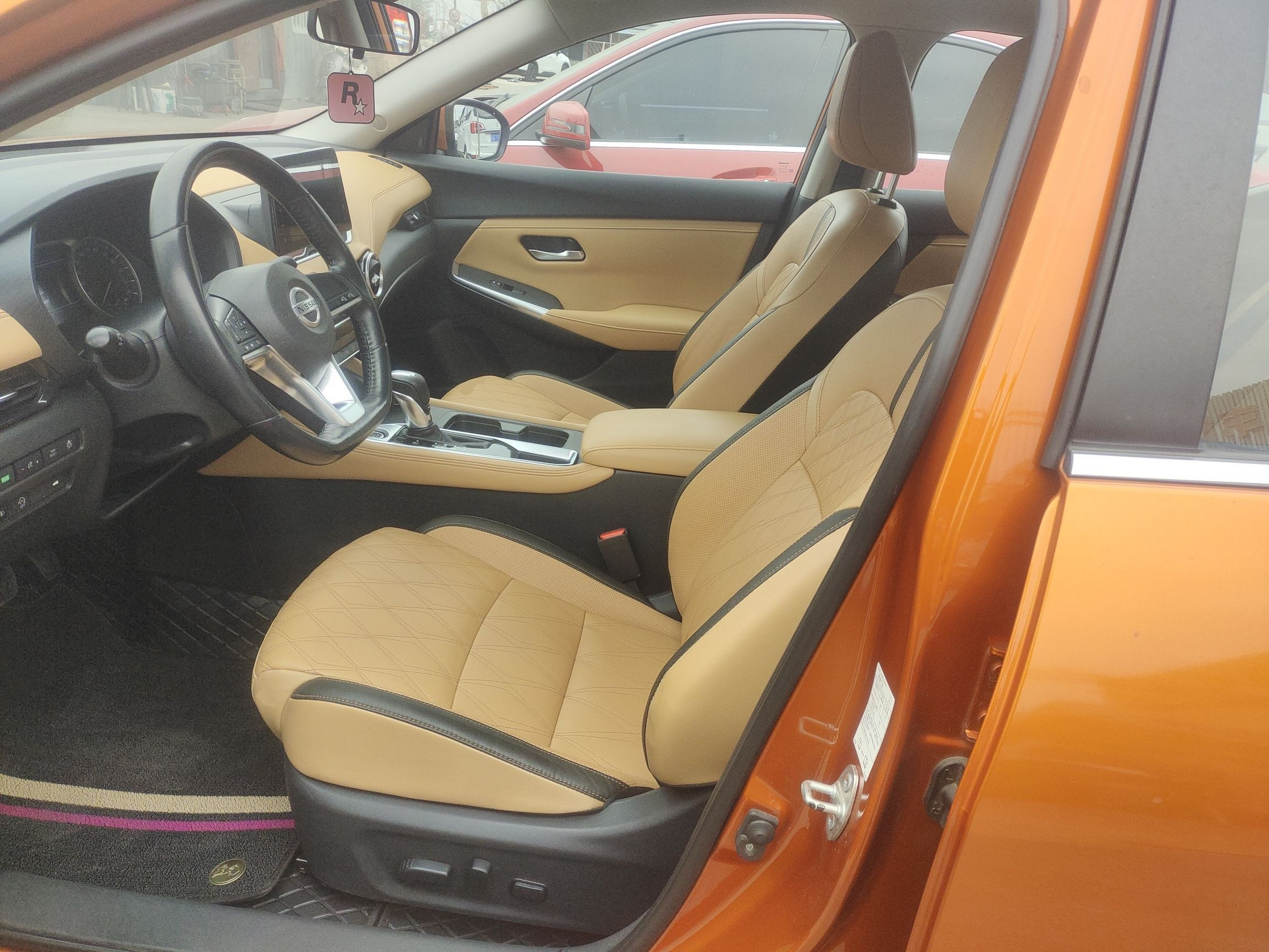 المقاعد الأمامية داخل السيارة