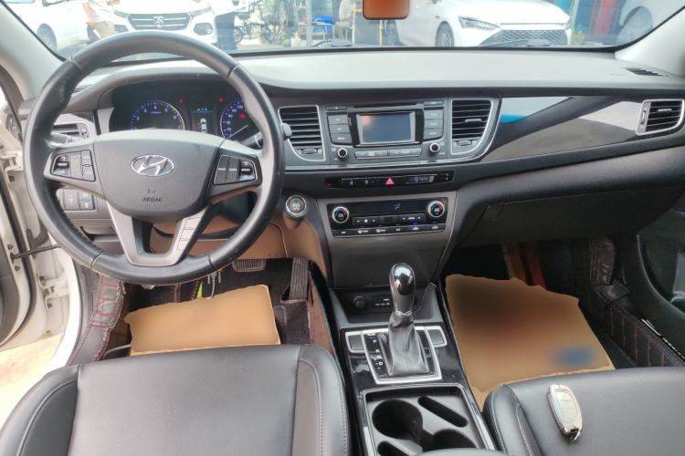 Used Hyundai Mistra 2014 1.8L Automatic Deluxe DLX Model Center Console