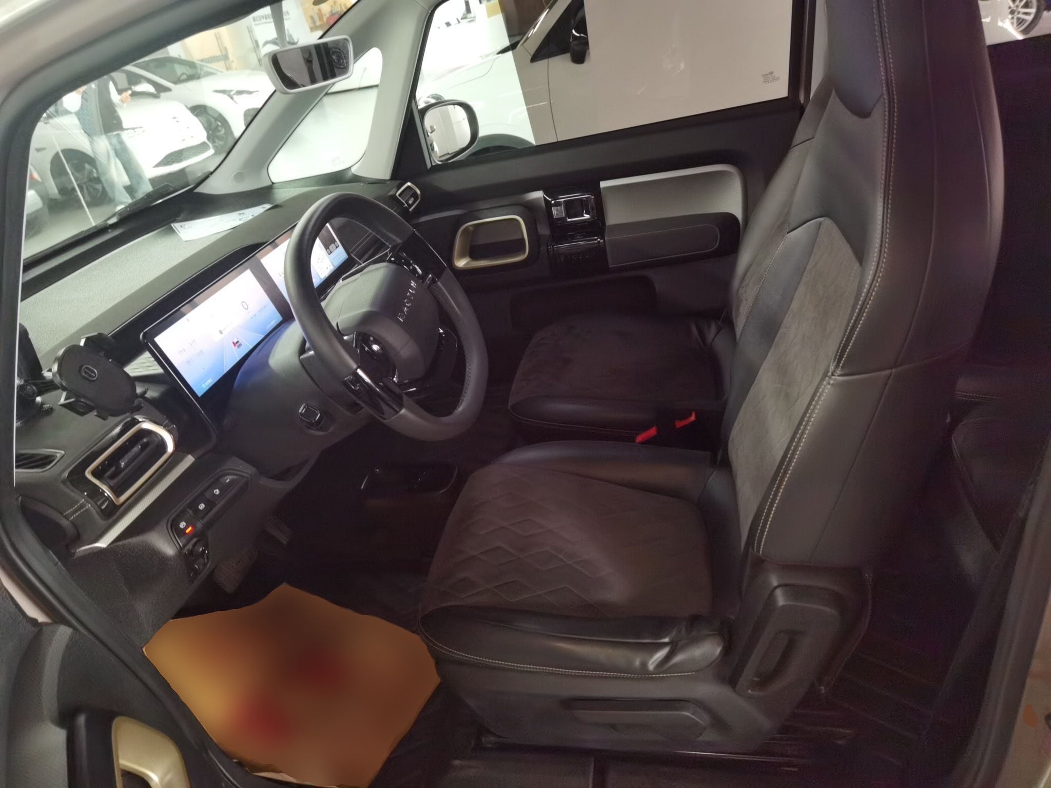 المقاعد الأمامية داخل السيارة