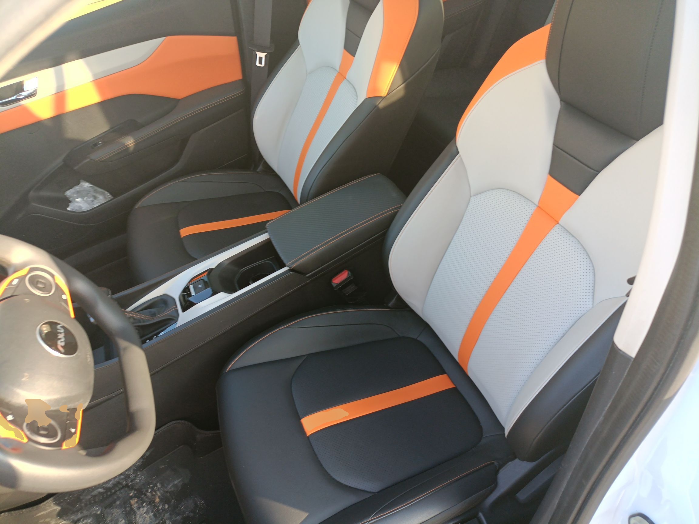 المقاعد الأمامية داخل السيارة