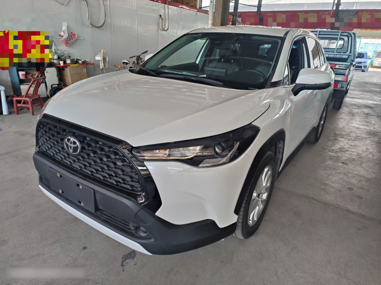 تحت مقدمة السيارة