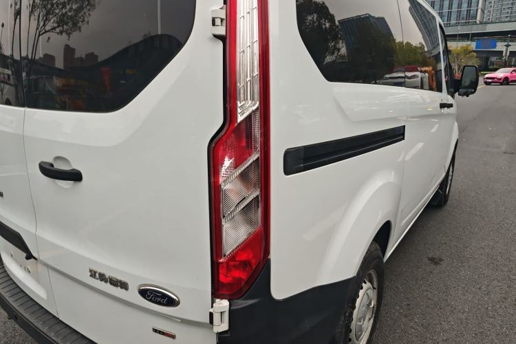 Used Ford Transit 2019 2.0T Diesel Multi-Purpose Commercial Vehicle Short Wheelbase Low Roof 6-Seater China VI Standard Exterior 3