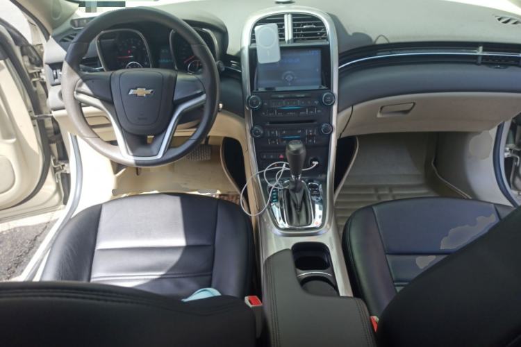 Used Chevrolet Malibu 2014 2.0L Automatic Comfort Edition Center Console