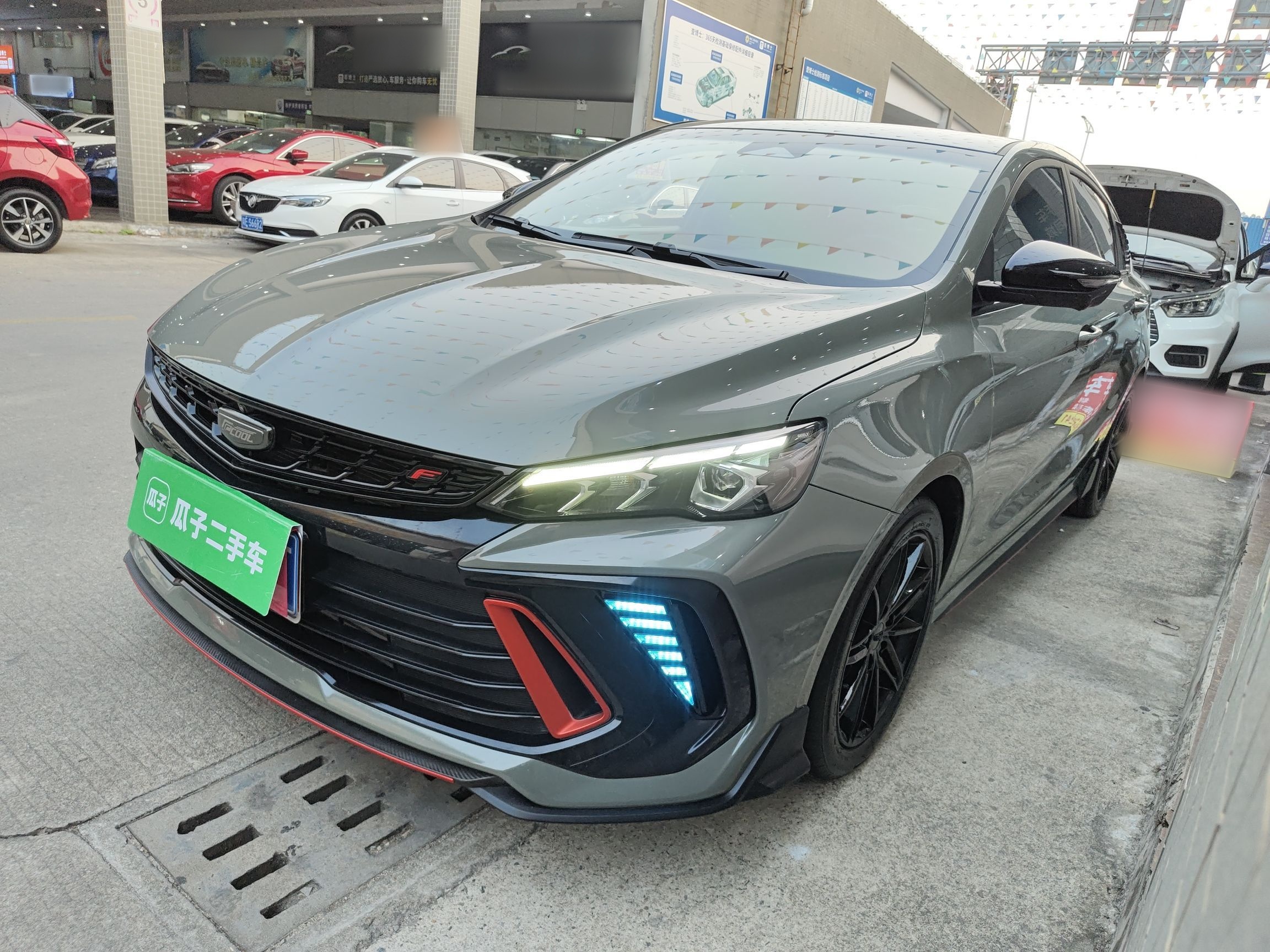 تحت مقدمة السيارة