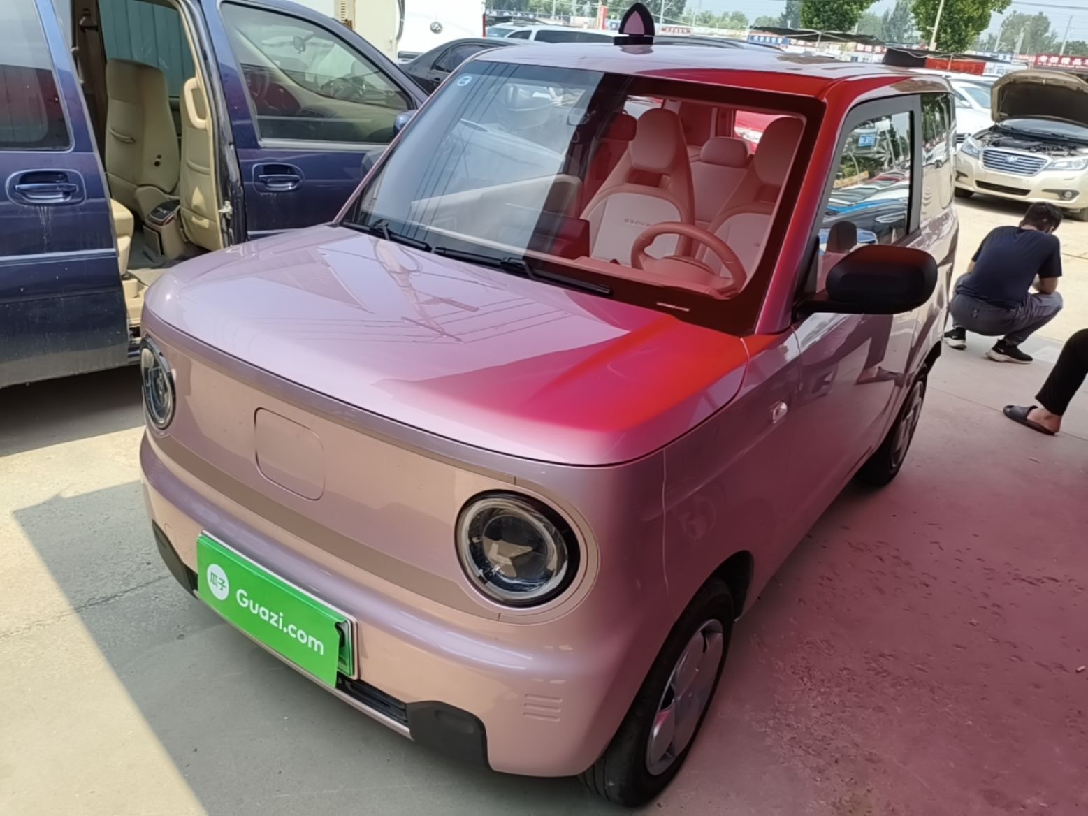 Под передней частью автомобиля