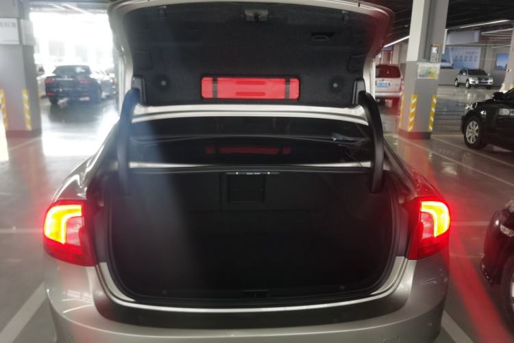 Used Volvo S60 2015 S60L 2.0T Zhiyuan Edition
