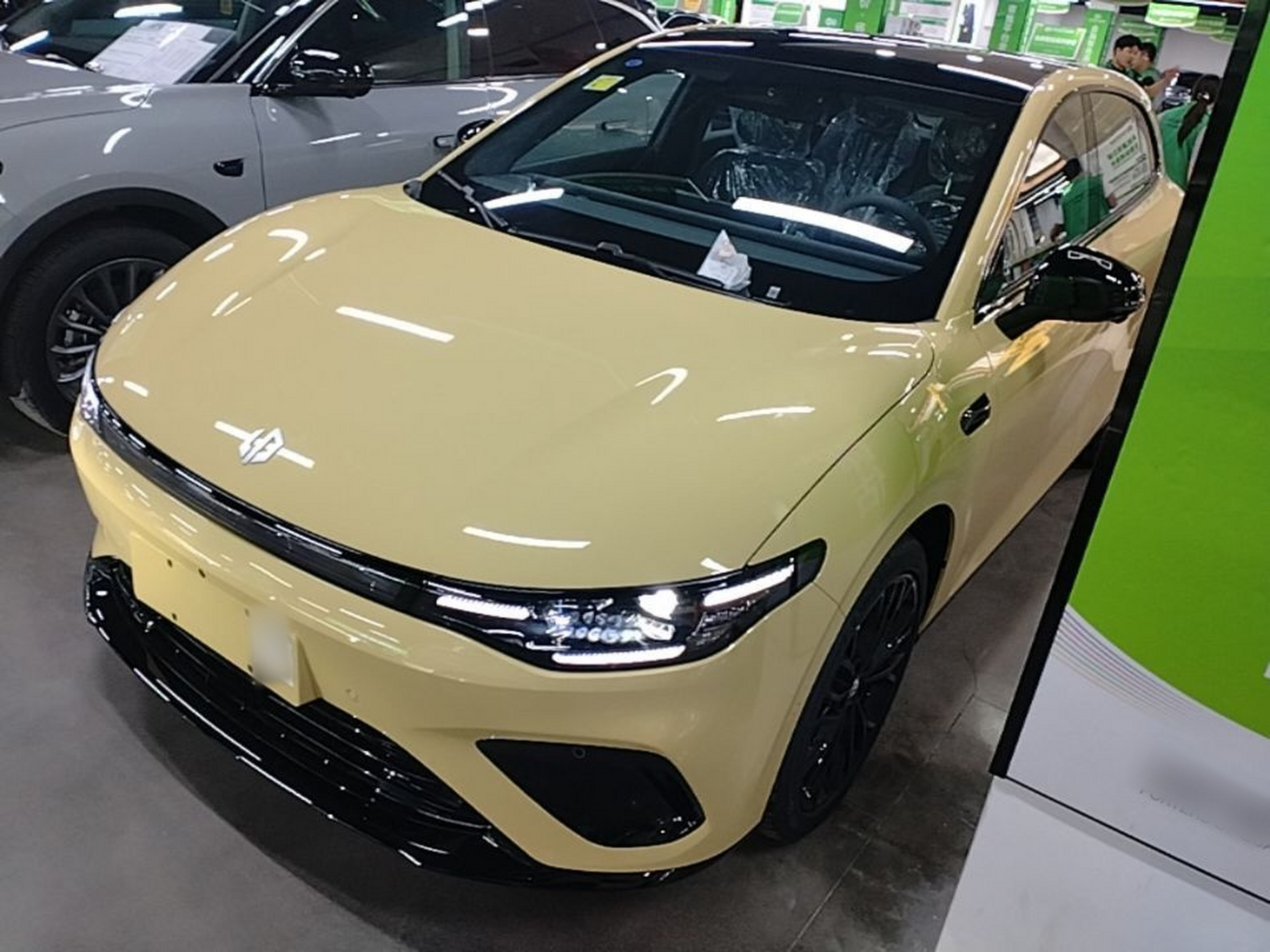 Unter der Vorderseite des Autos