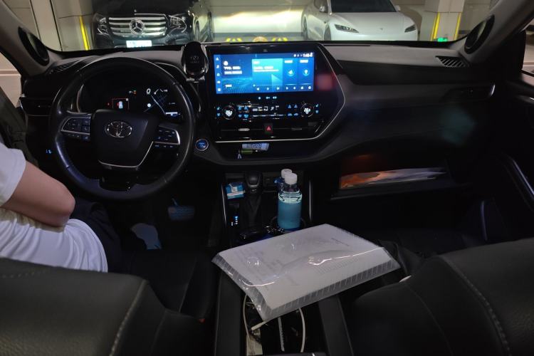 Used Toyota Highlander 2022 Dual-Engine 2.5L Four-Wheel Drive Supreme Edition 7-Seater Center Console