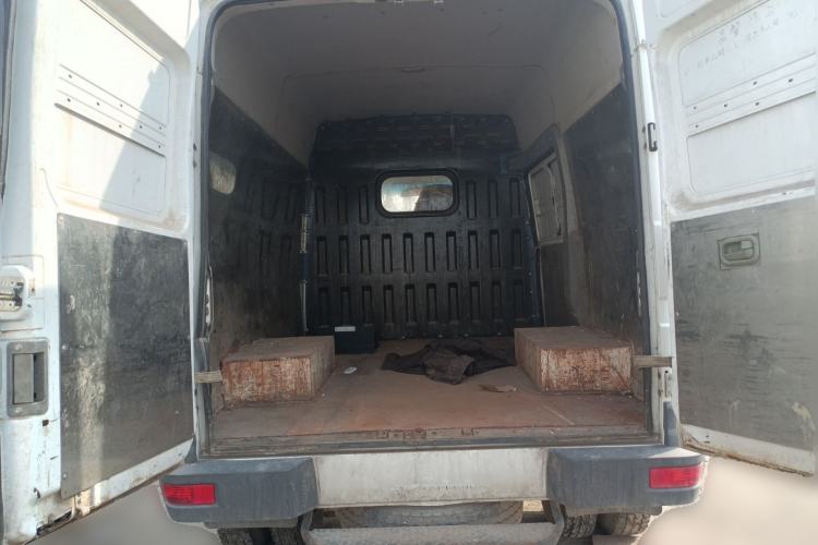 Used Iveco Daily 2020 2.8T V40 Cargo Van with Dual Tires Mid-Roof Design 3 Seats China V Emission Standard
