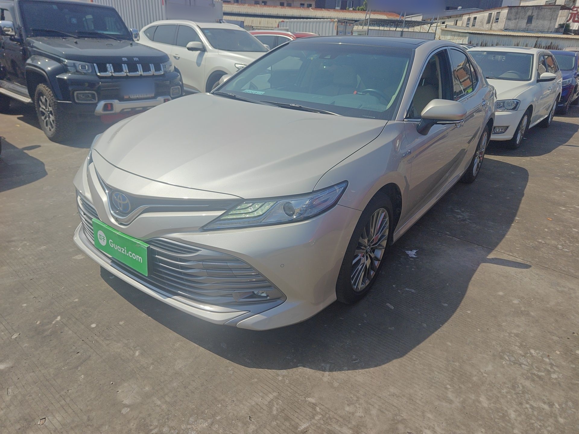 تحت مقدمة السيارة