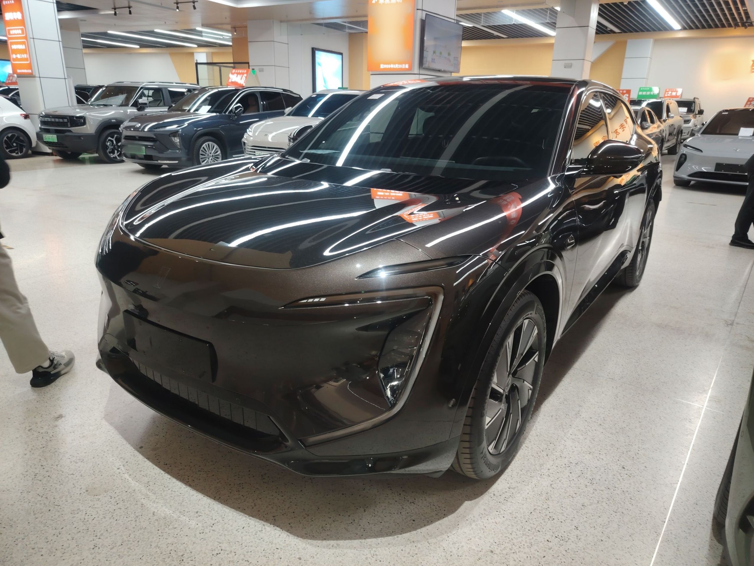 تحت مقدمة السيارة