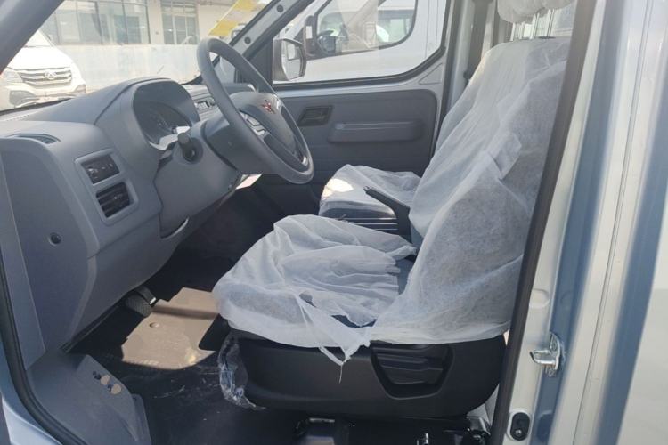 Used Wuling Yangguang 2024 300KM Comfort Version Passenger Van 75kW Left Front Seat