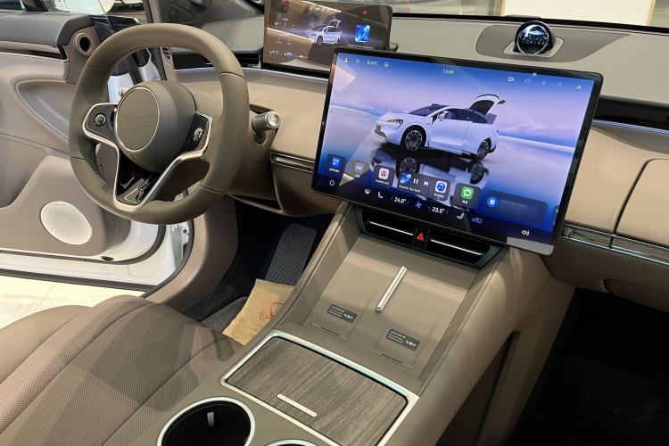 Used Hima Luxeed R7 2025 Range-Extended Version 251 km Max Interior 5