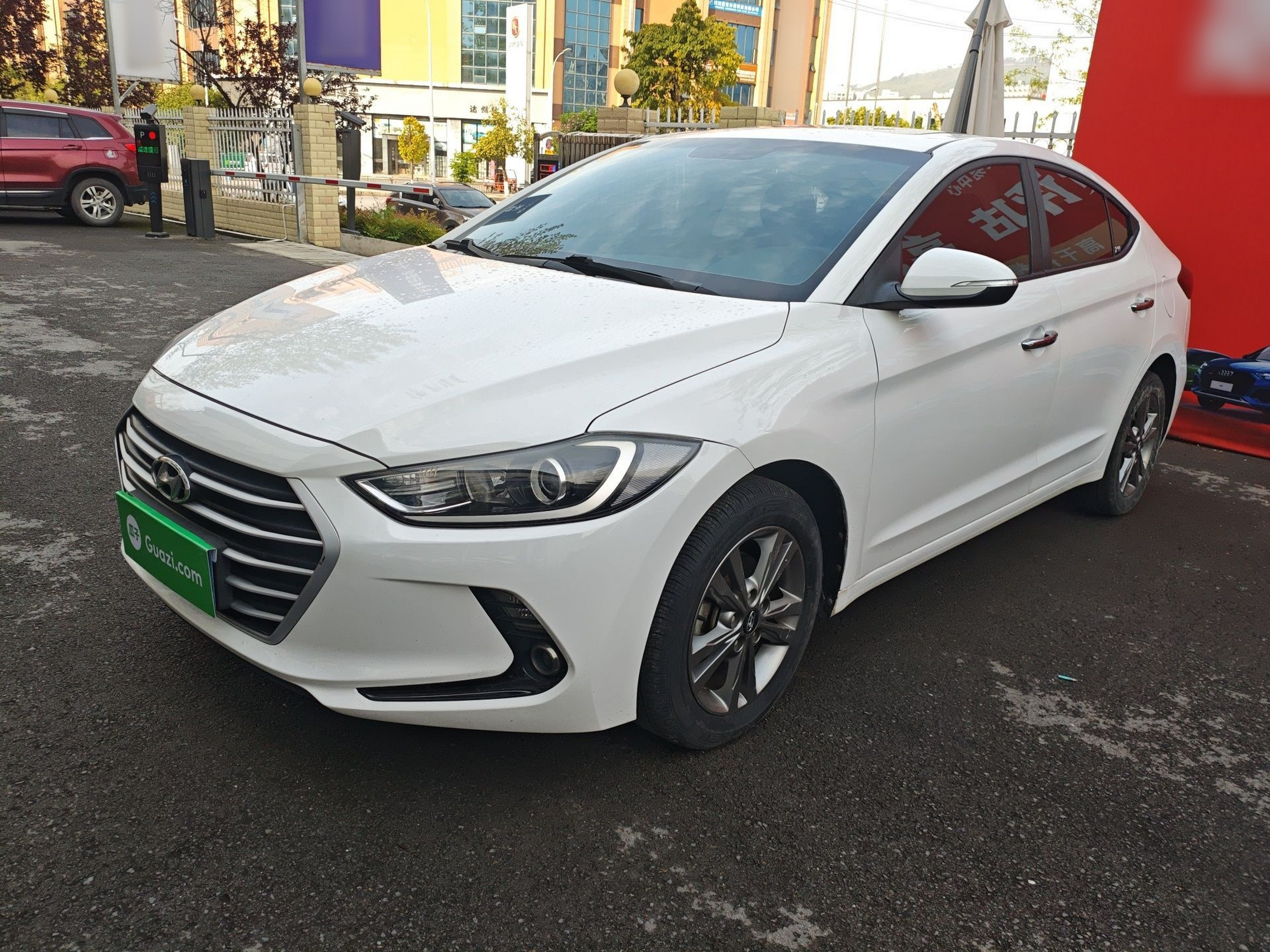 تحت مقدمة السيارة