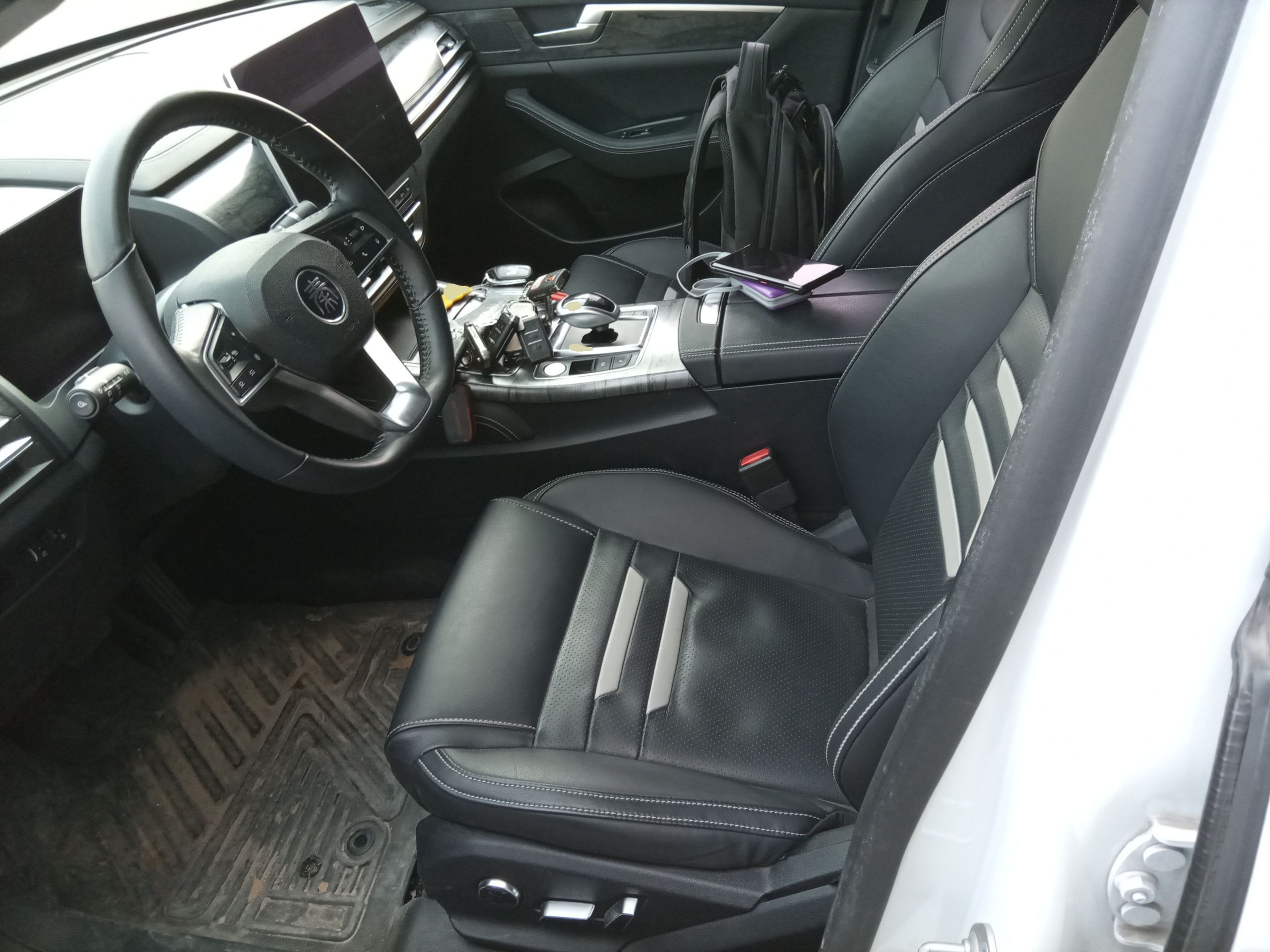 Переднее сиденье в автомобиле