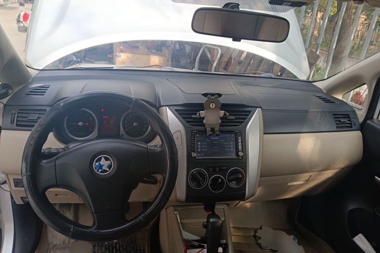 Used Venucia R50 2013 1.6L Automatic Fashion Edition Center Console