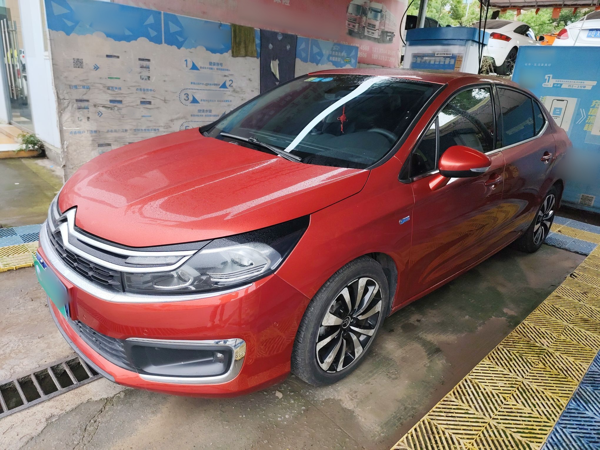 تحت مقدمة السيارة