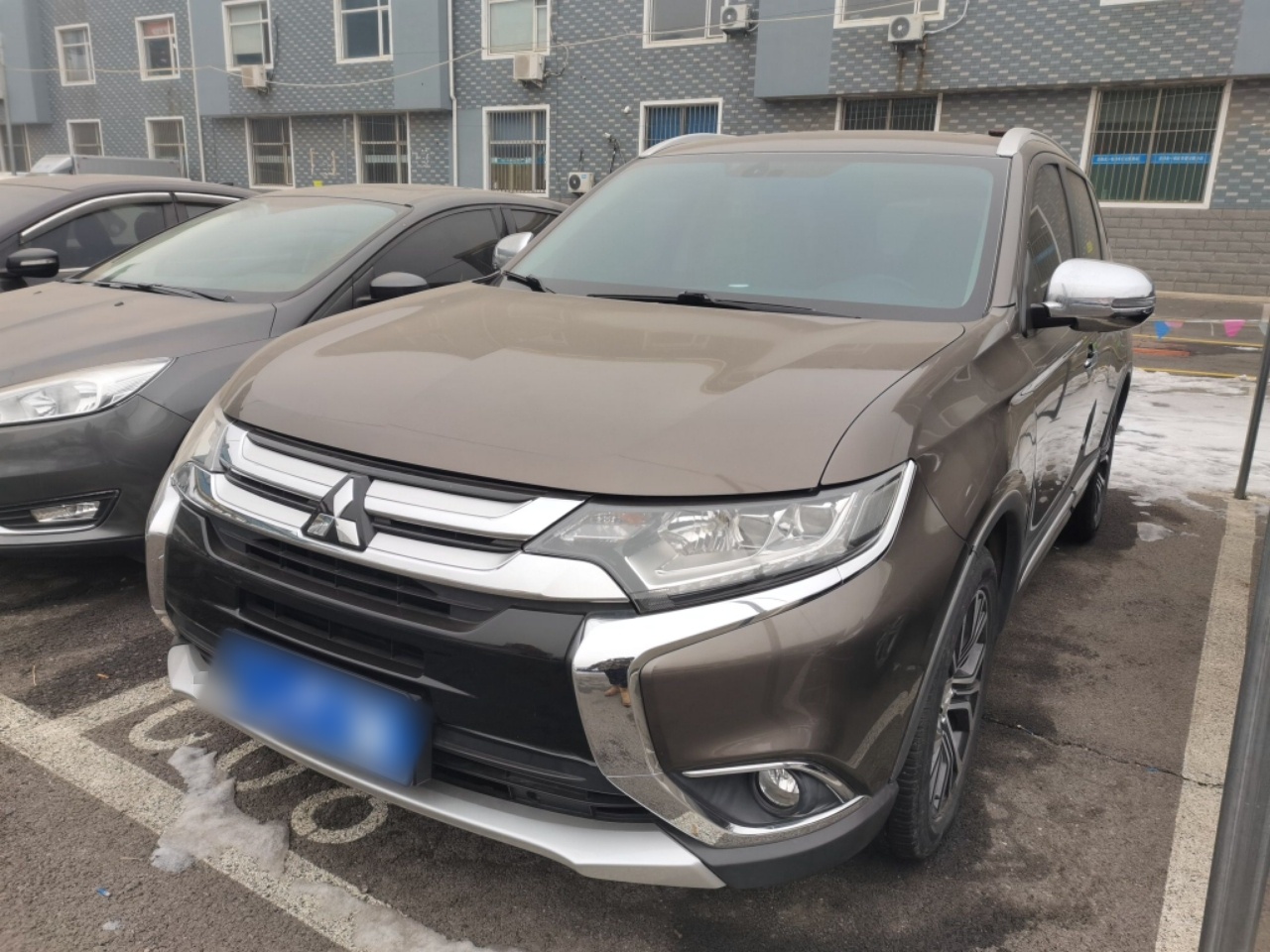 Под передней частью автомобиля