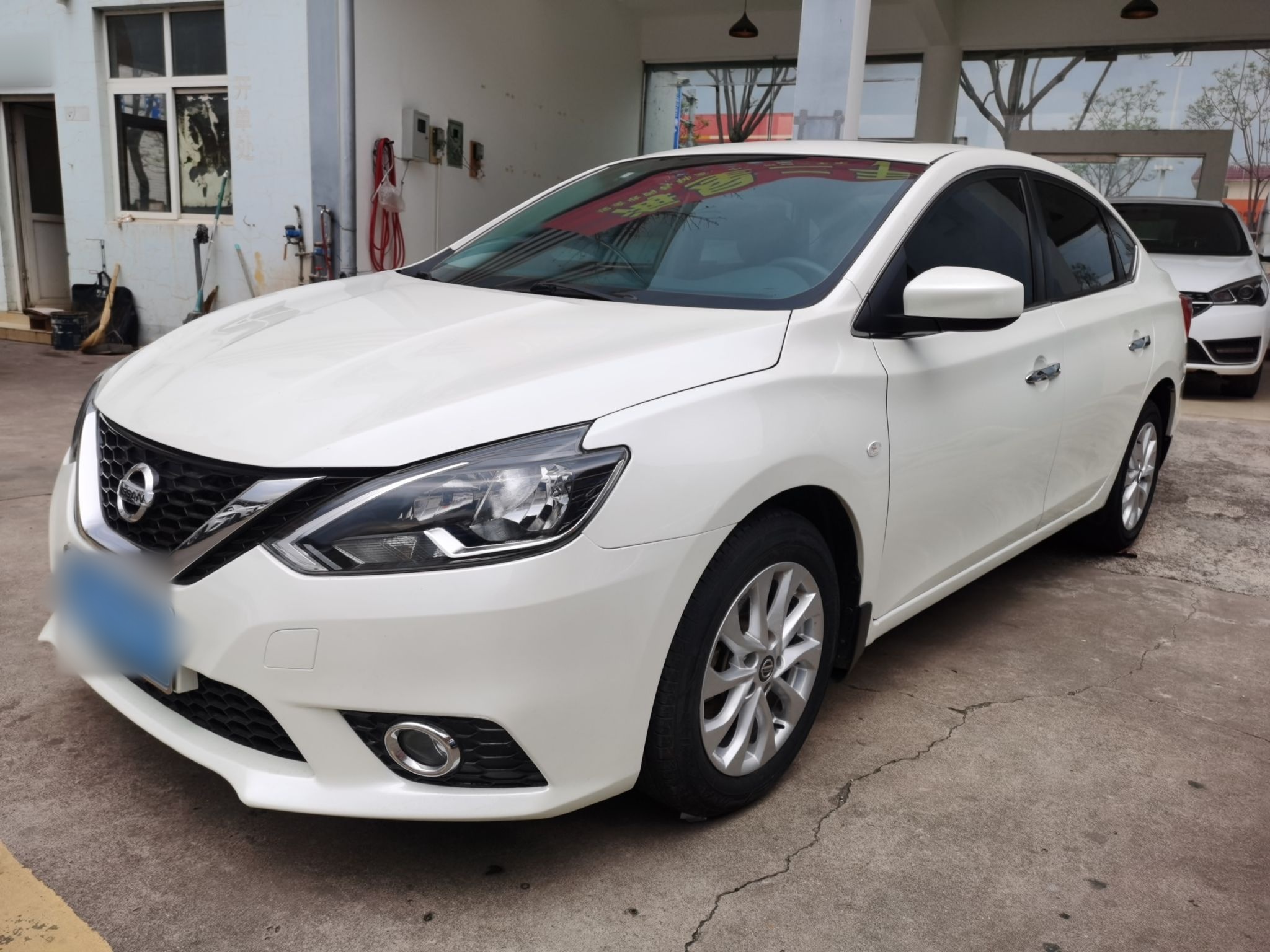 تحت مقدمة السيارة