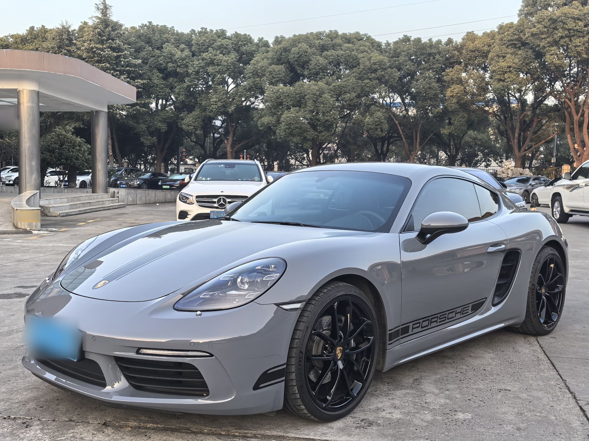 Под передней частью автомобиля