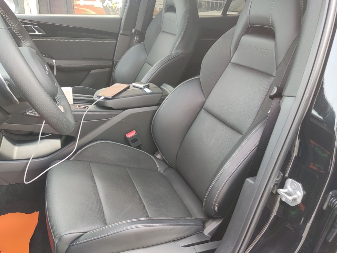 المقاعد الأمامية داخل السيارة